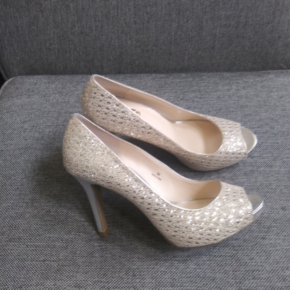 COACH AND FOUR HEELS - Picture 2 of 8